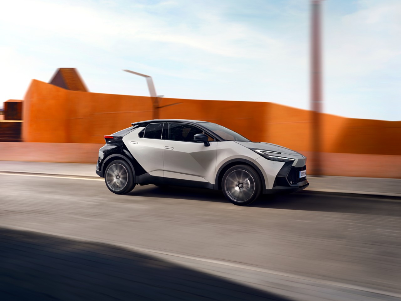 Hybrydowa Toyota C-HR na ulicy 